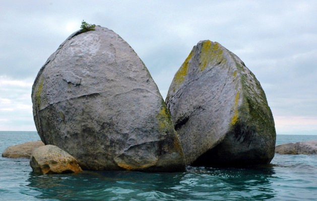 dziwy natury - Split Apple Rock - Nowa Zelandia.jpg