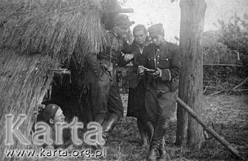Poland - Anti-com... - NSZ-NZW--1944, Końskie okolice - Stefania Firkowska stoi w środku.jpg