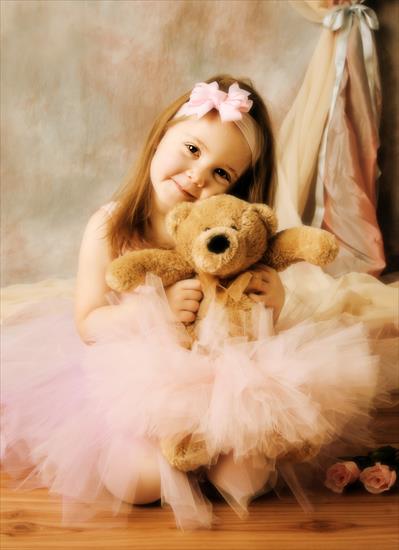 Little Girl with Teddy Bear - fotolia_28811038.jpg